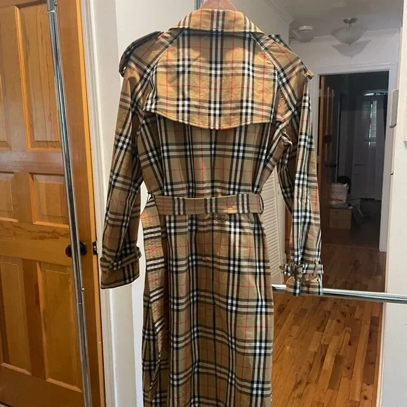 WOMAN’S BURBERRY LONG COLLAR TRENCH COAT - Picture 6 of 10